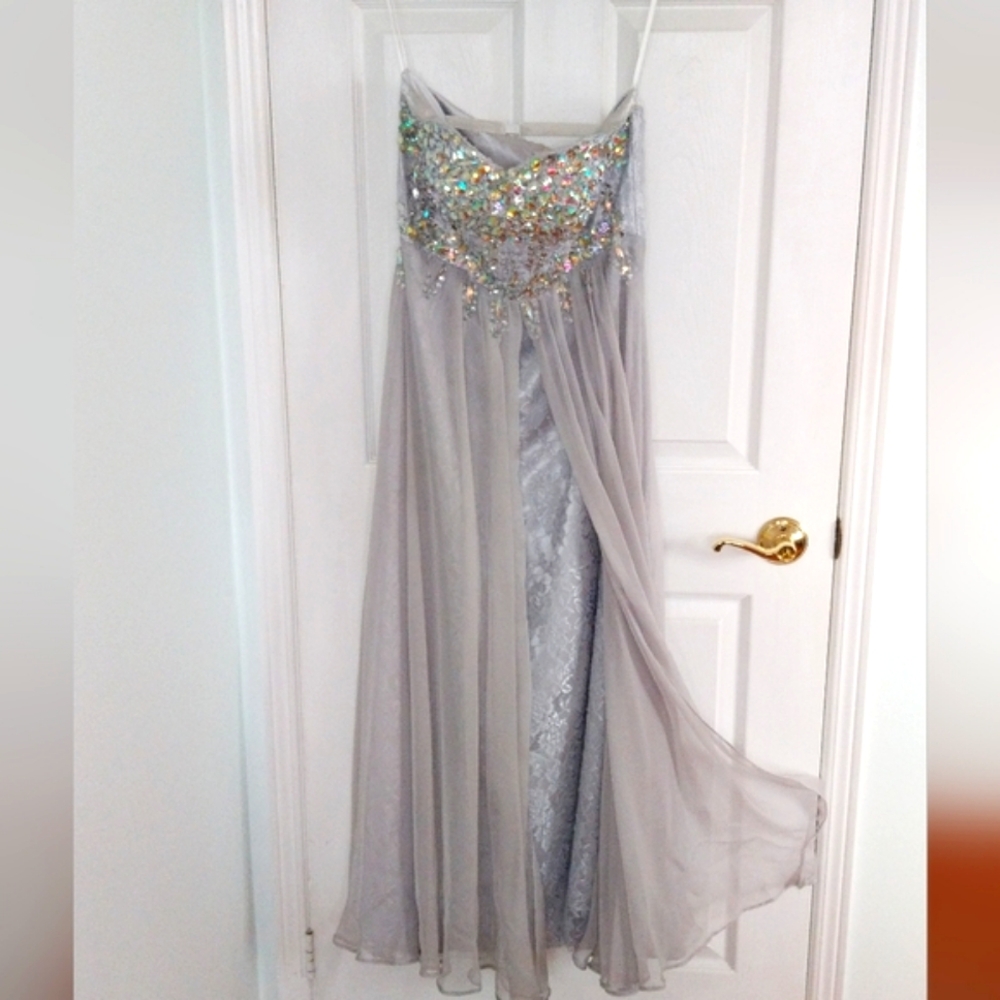 🌷💐Elegant Silver Gray Gown with Sequin Detail